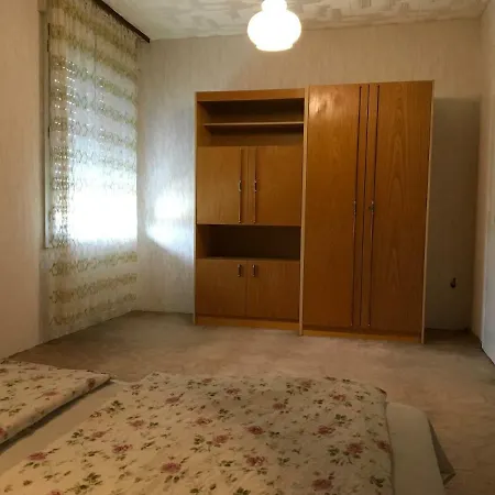 Roza Apartmanhaz * 巴拉顿菲赖德